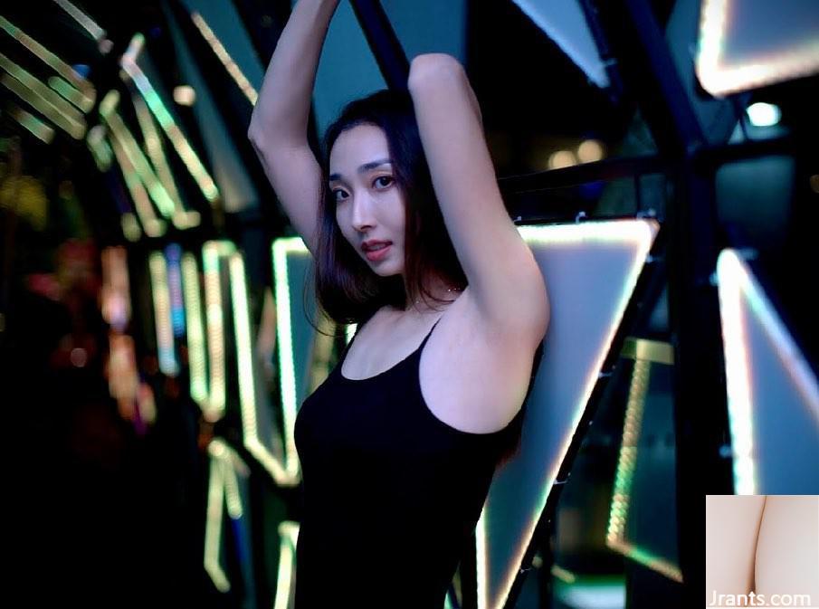 Gadis bermata besar dan berkaki panjang &#8220;Alena&#8221; menggunakan senyum penuh gairah untuk menginfeksi hati Anda, kulit yang adil dan indah, yang membuat orang ngiler (10p)