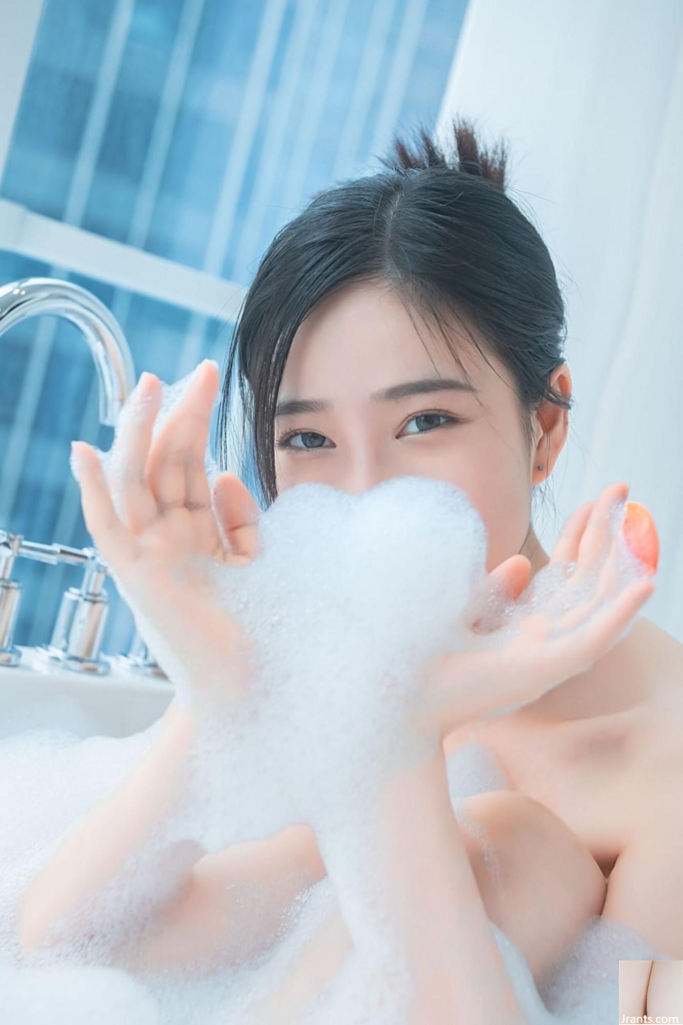 (Tubuh Manusia Model Nasional) Nnian&#8221;Love Bubble&#8221; (31p)