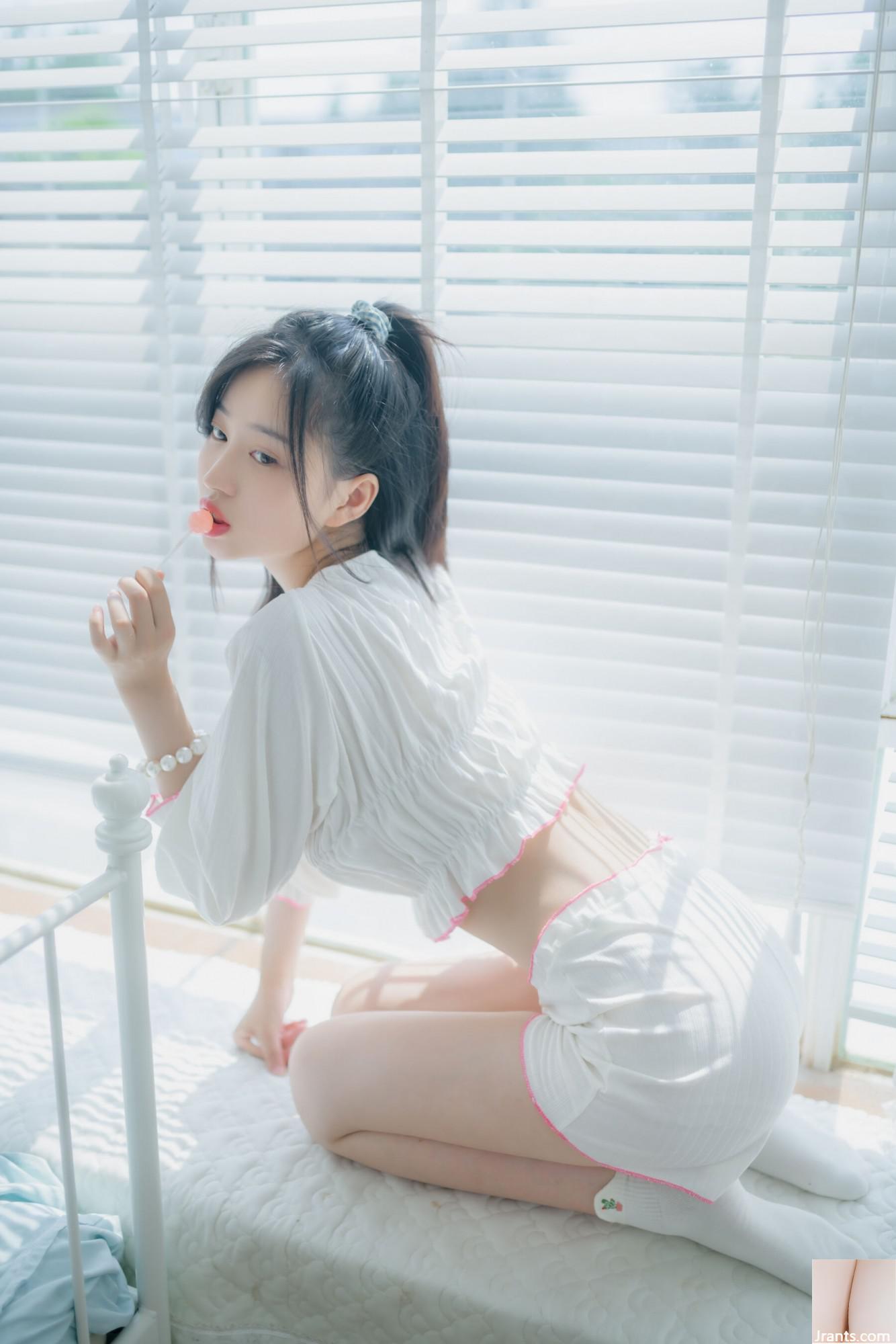 (Tubuh Manusia Model Nasional) Nnian&#8221;The Girl Who Loves Lollipop&#8221; (35p)