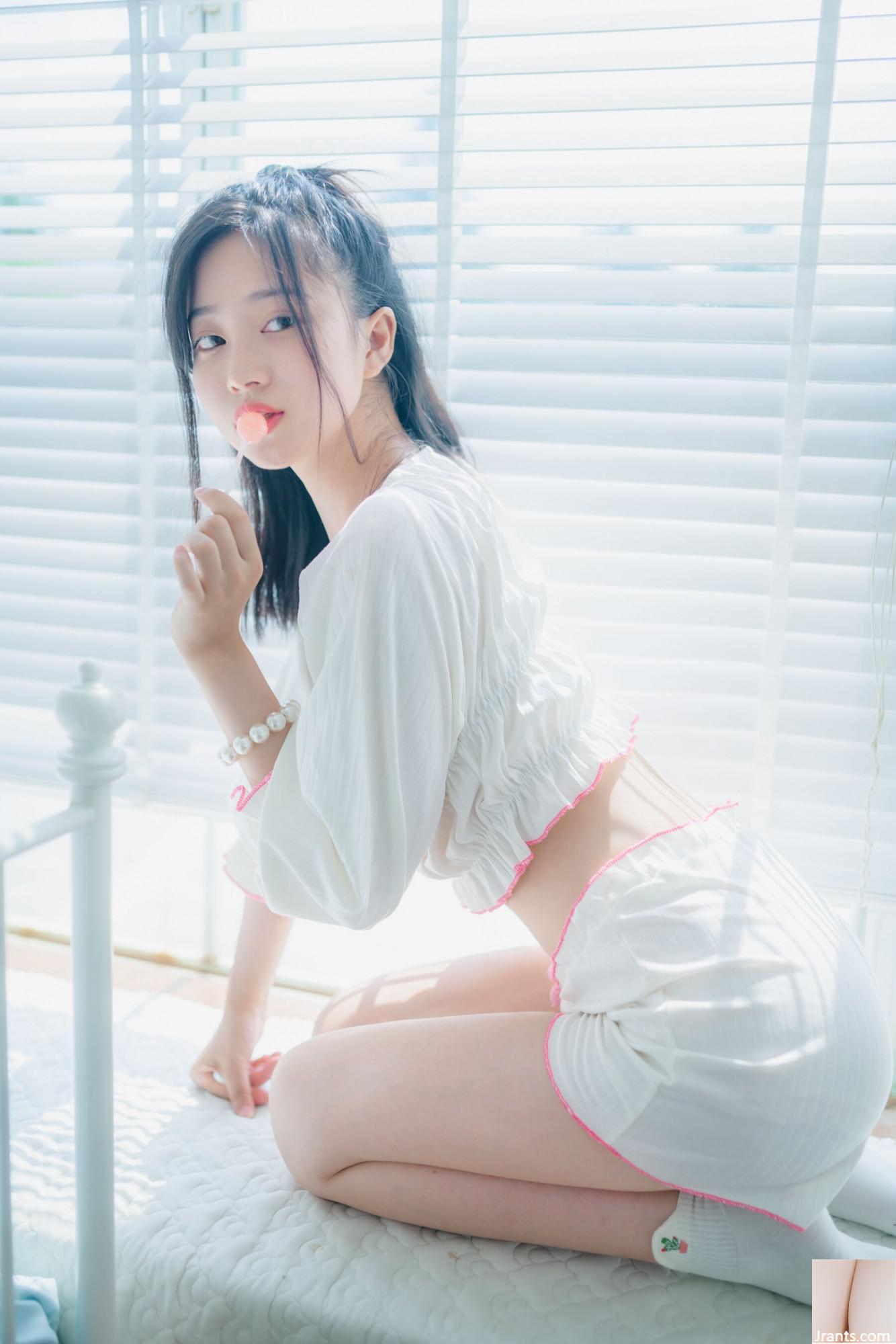 (Tubuh Manusia Model Nasional) Nnian&#8221;The Girl Who Loves Lollipop&#8221; (35p)