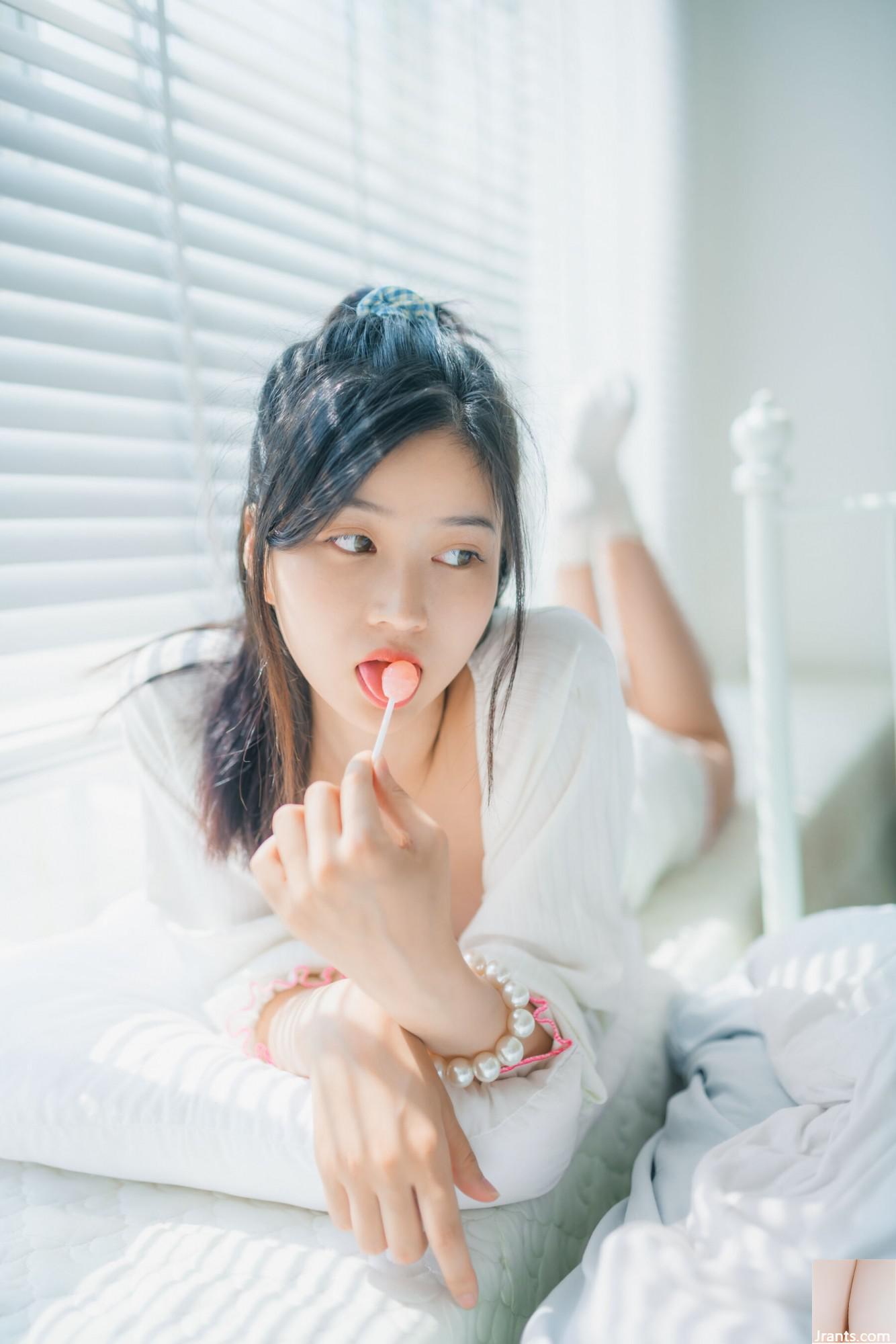 (Tubuh Manusia Model Nasional) Nnian&#8221;The Girl Who Loves Lollipop&#8221; (35p)