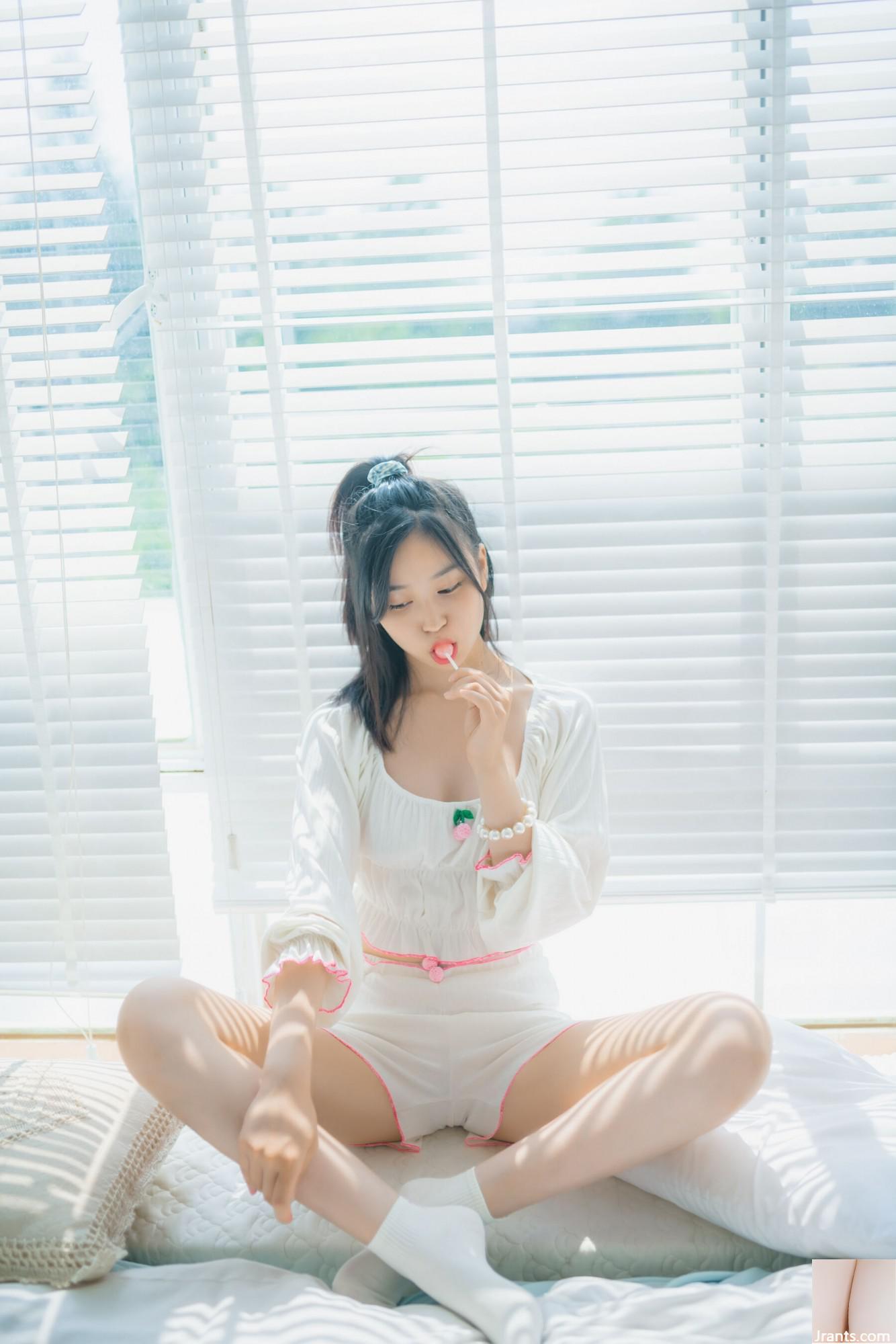 (Tubuh Manusia Model Nasional) Nnian&#8221;The Girl Who Loves Lollipop&#8221; (35p)