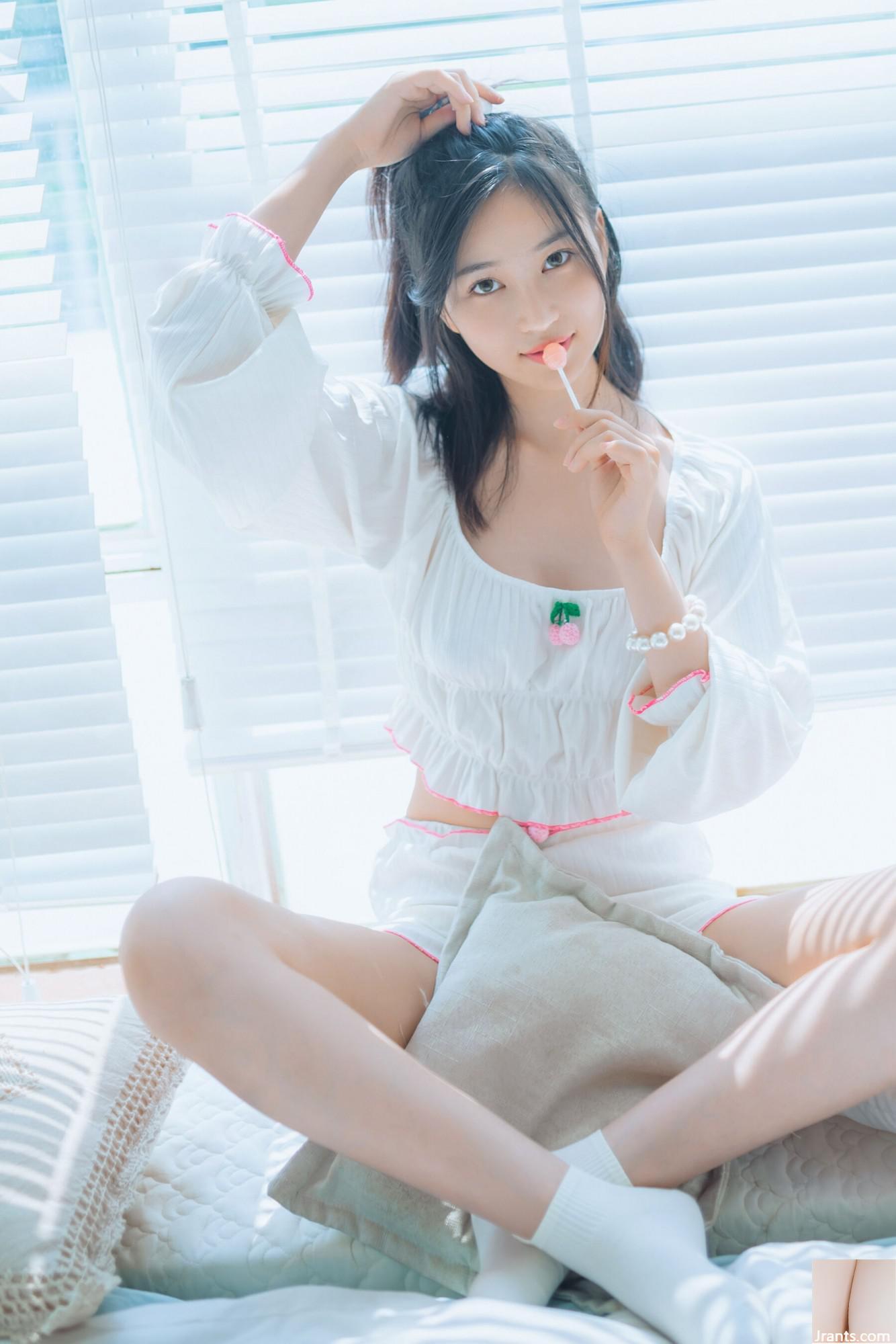 (Tubuh Manusia Model Nasional) Nnian&#8221;The Girl Who Loves Lollipop&#8221; (35p)