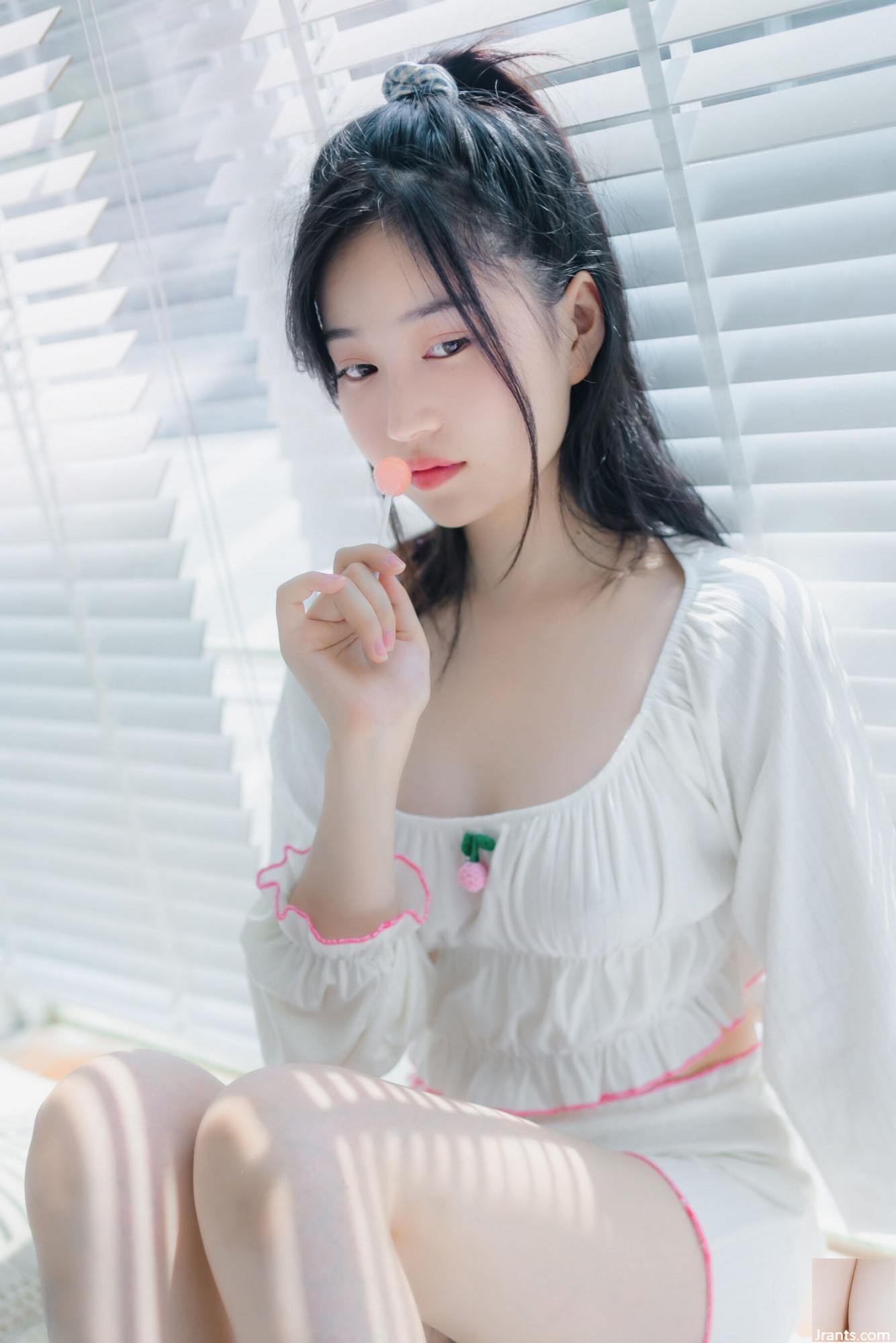 (Tubuh Manusia Model Nasional) Nnian&#8221;The Girl Who Loves Lollipop&#8221; (35p)