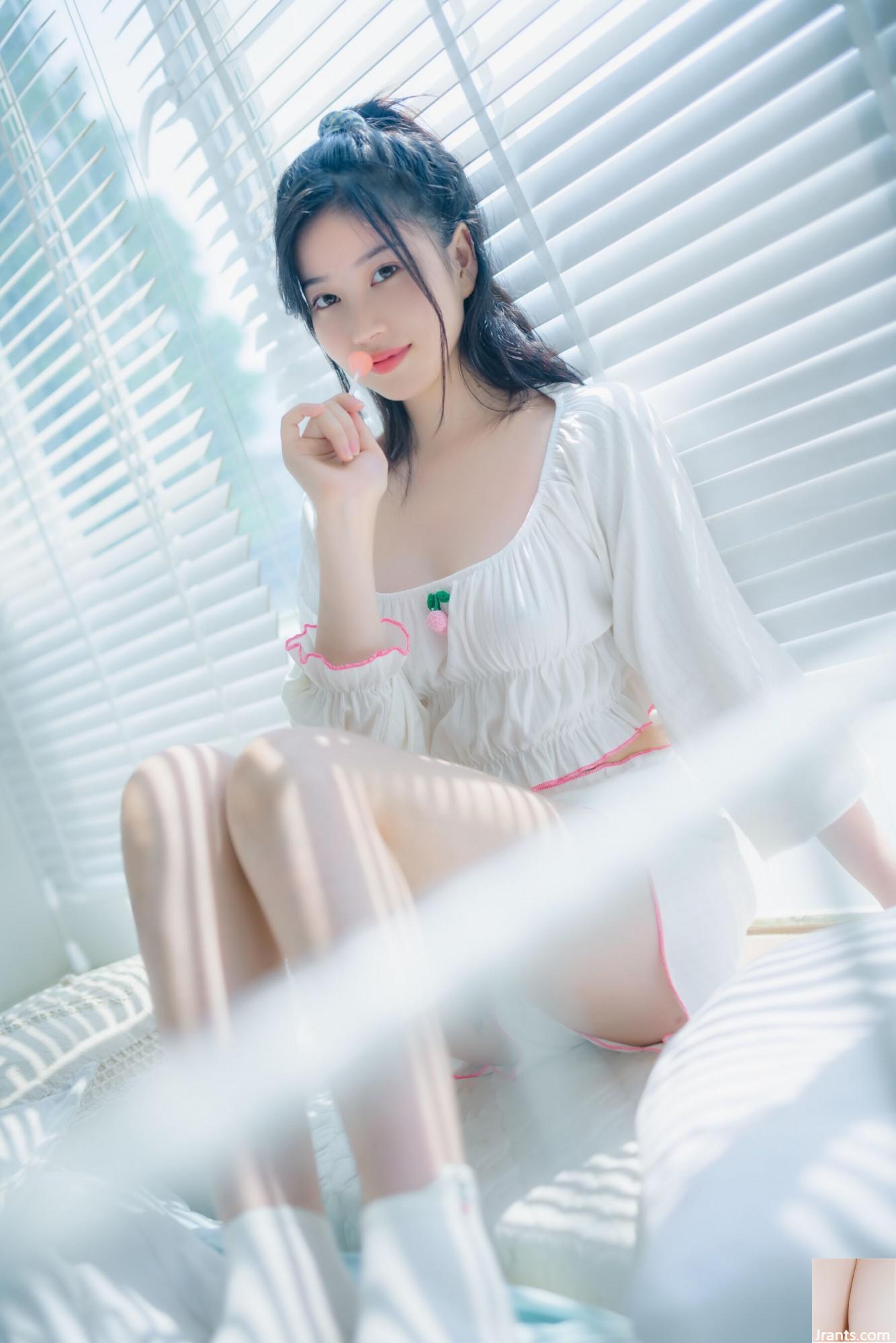 (Tubuh Manusia Model Nasional) Nnian&#8221;The Girl Who Loves Lollipop&#8221; (35p)