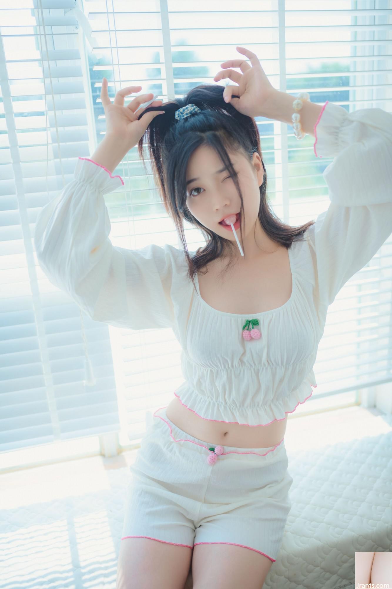(Tubuh Manusia Model Nasional) Nnian&#8221;The Girl Who Loves Lollipop&#8221; (35p)