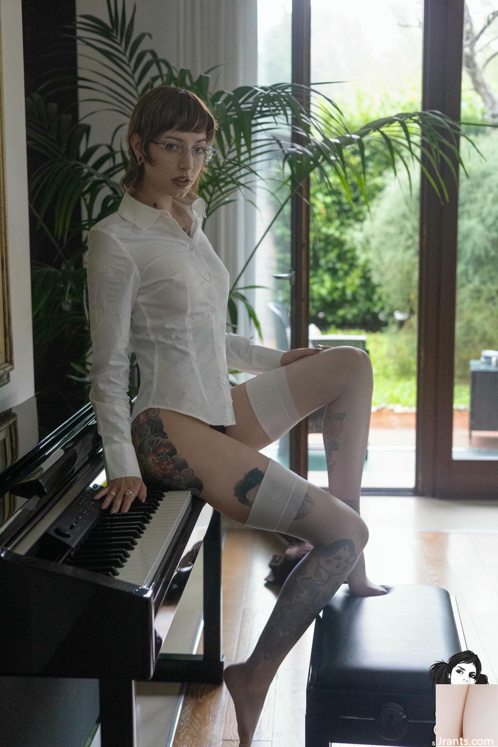 (Suicide Girls) 06 ژوئن 2025 &#8211; Missfernandez &#8211; Piano Muse (61p)