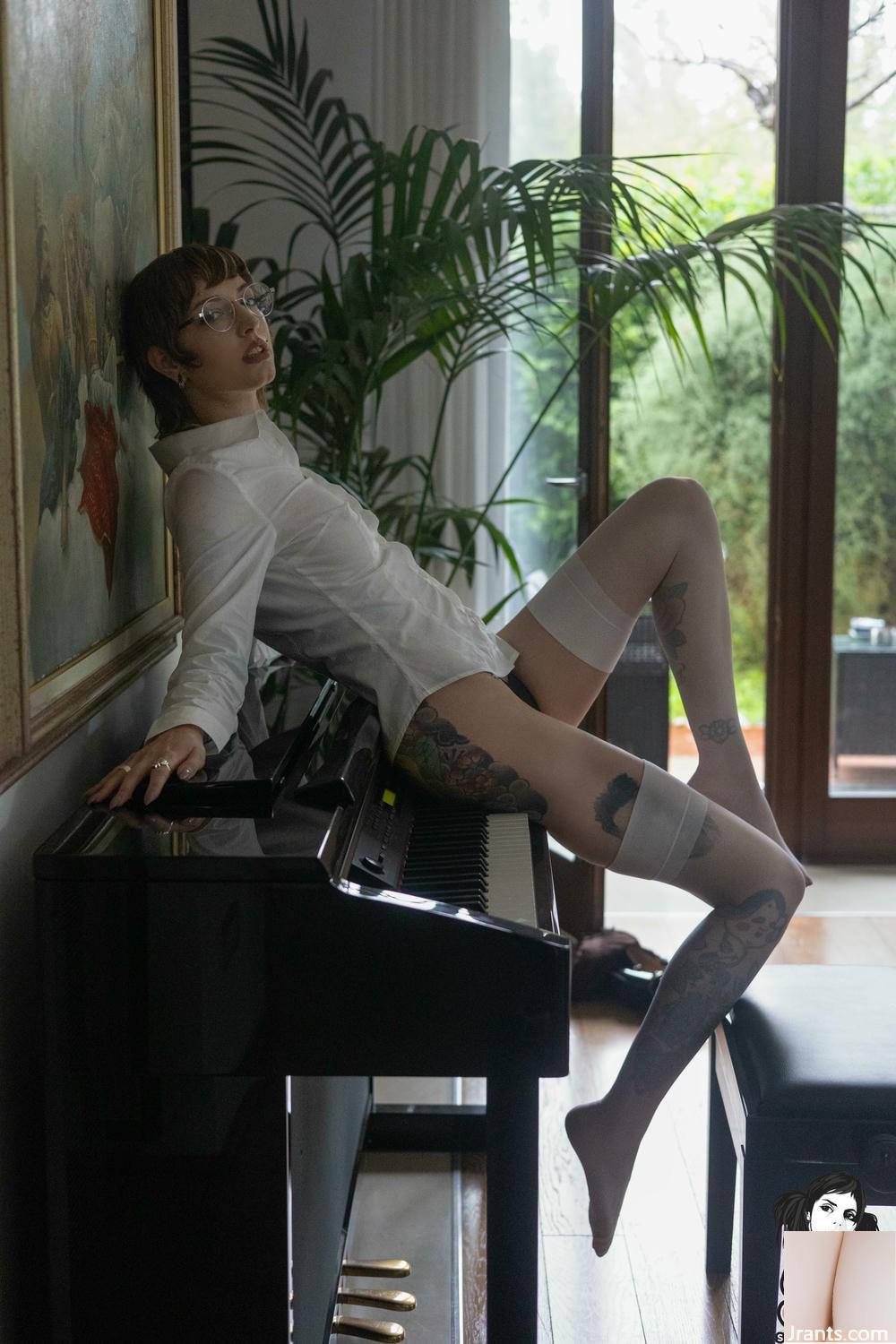 (Suicide Girls) 06 ژوئن 2025 &#8211; Missfernandez &#8211; Piano Muse (61p)