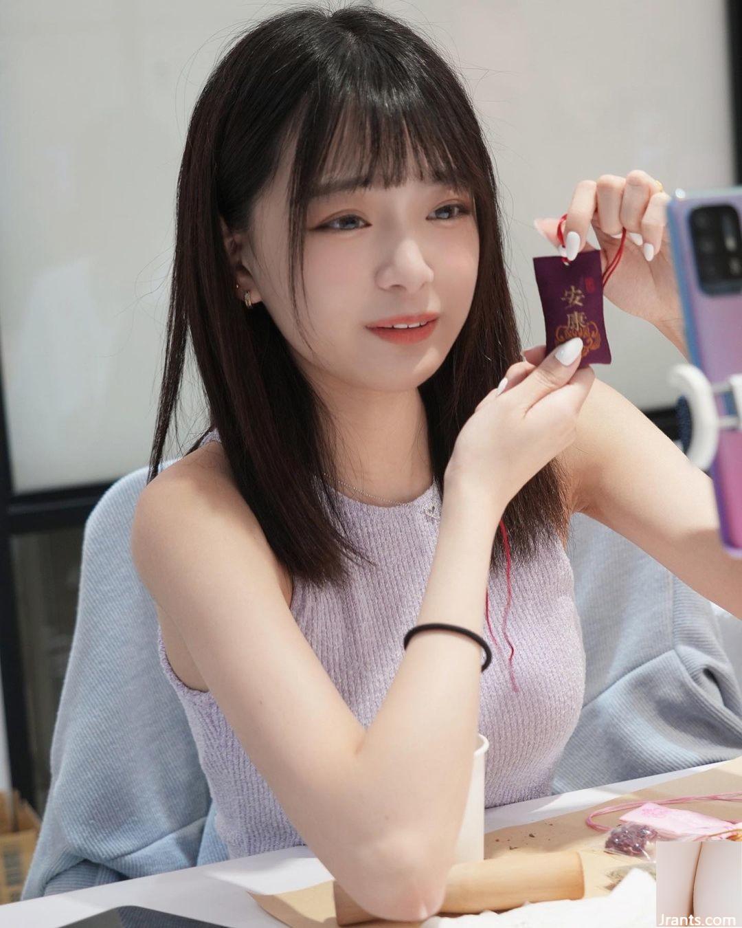 Le petit cheval sexy « Yuanyuan » conquiert la vue pour hommes des gouttelettes d&rsquo;eau et des seins tendres extrêmement tentants (10p)