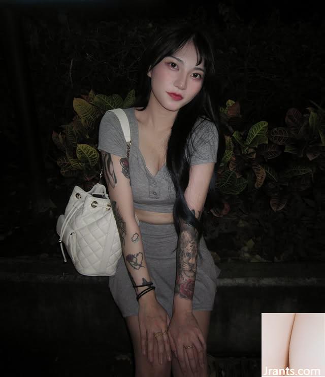 Montrez votre belle silhouette et vos joues pliées. T-won rich⒀feeding des amis louange w (10p)