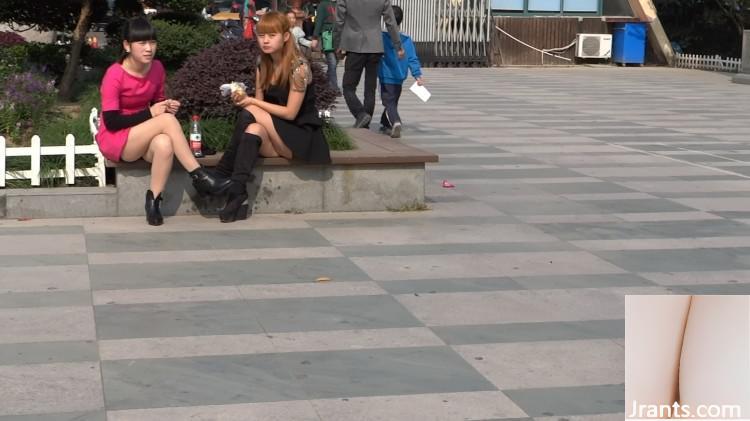 (Collection en ligne) Un plan de rue décontracté de deux femmes matures sexy exposées! (14p)