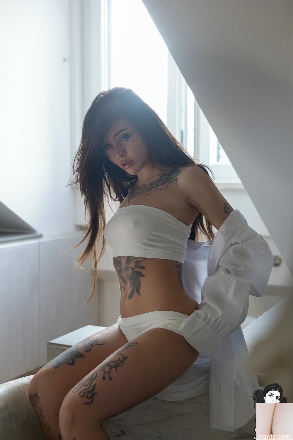 (Suicide Girls) 13 de junho de 2025 &#8211; Minzi &#8211; Sonhos brancos molhados (49p)