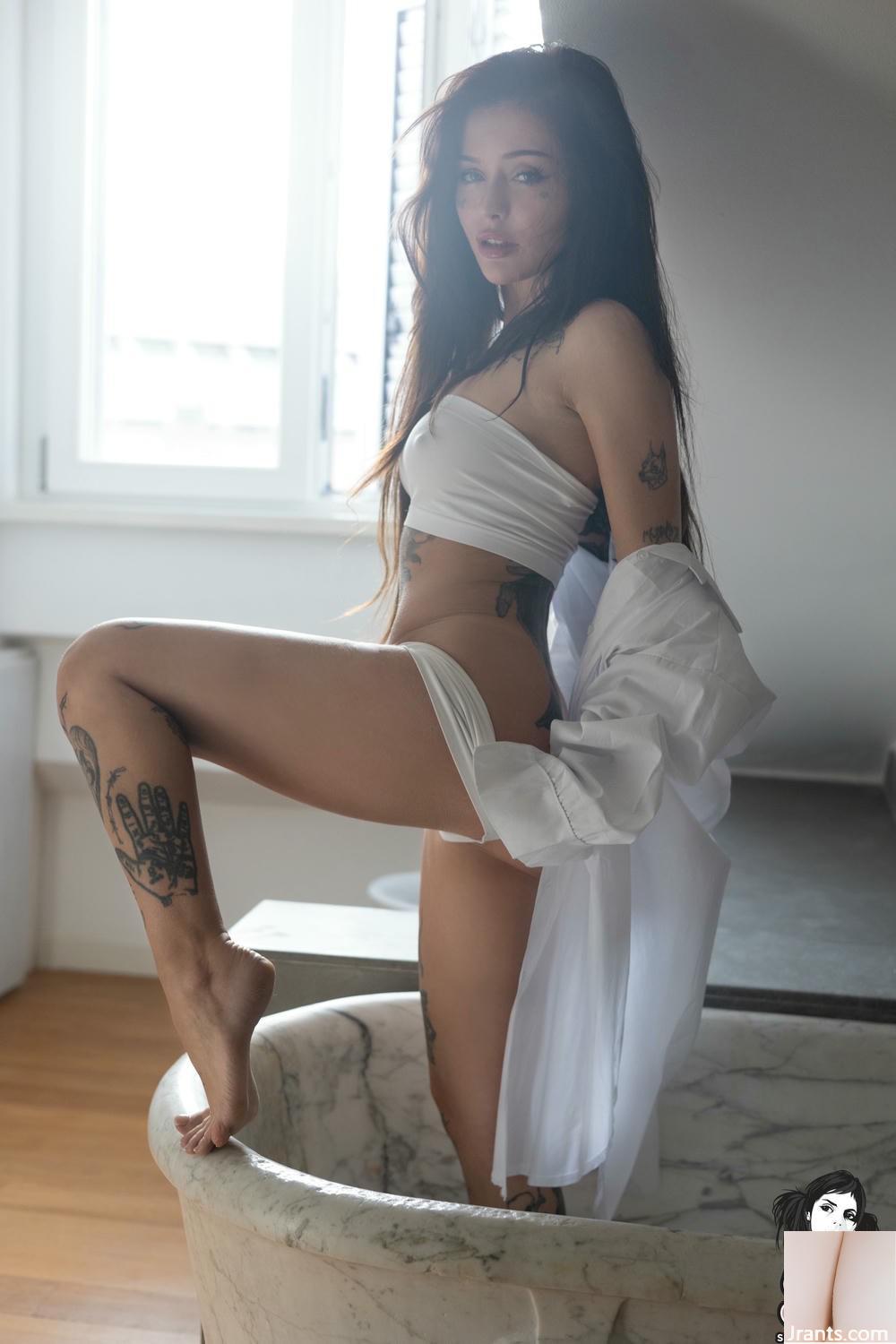 (Suicide Girls) 13 de junho de 2025 &#8211; Minzi &#8211; Sonhos brancos molhados (49p)