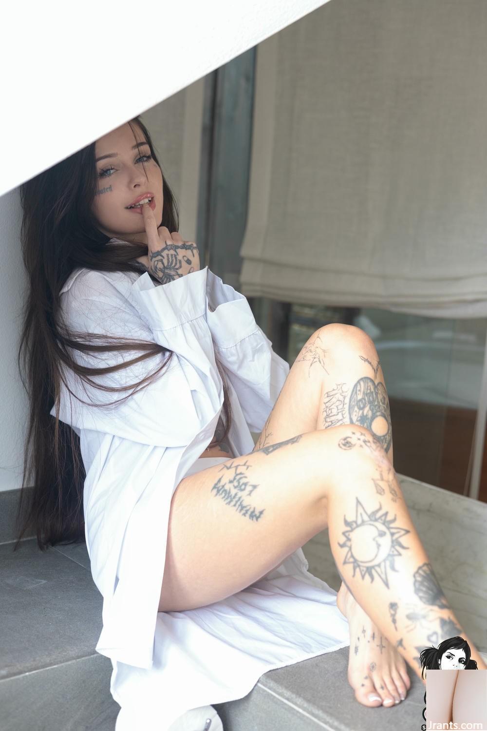 (Suicide Girls) 13 de junho de 2025 &#8211; Minzi &#8211; Sonhos brancos molhados (49p)
