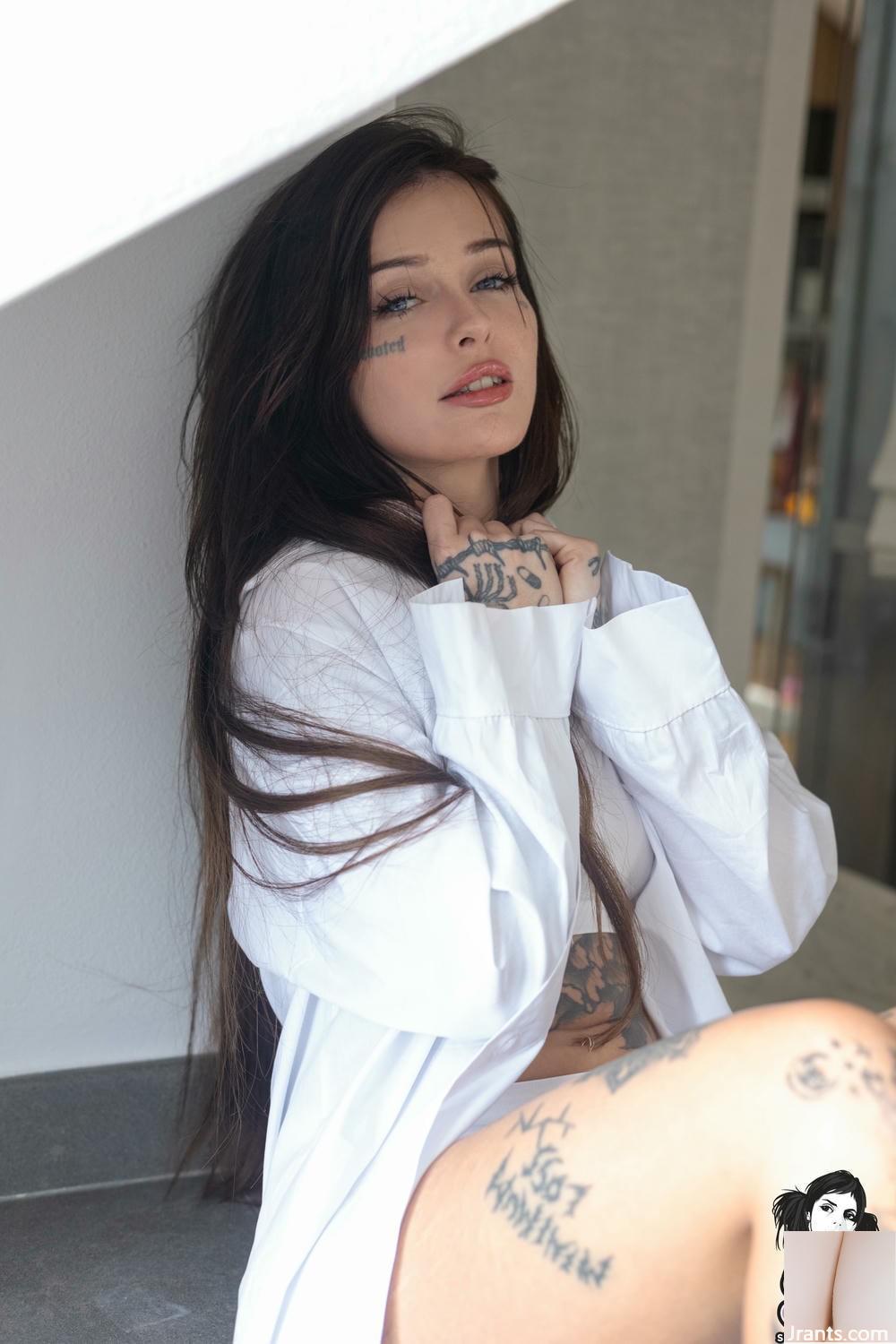 (Suicide Girls) 13 de junho de 2025 &#8211; Minzi &#8211; Sonhos brancos molhados (49p)