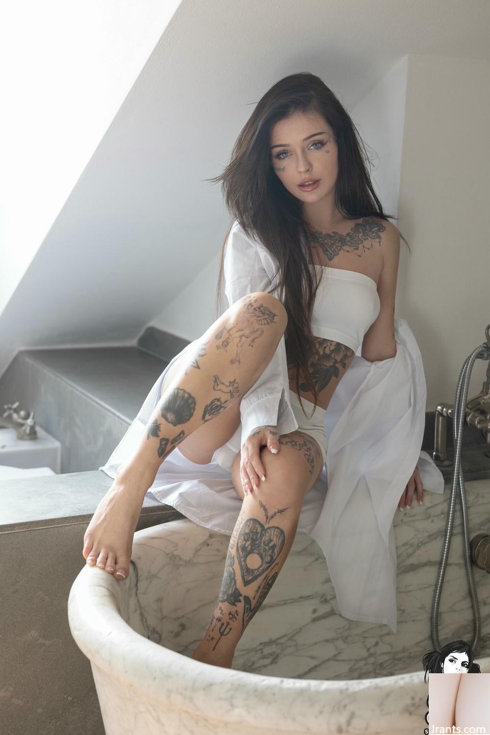 (Suicide Girls) 13 de junho de 2025 &#8211; Minzi &#8211; Sonhos brancos molhados (49p)