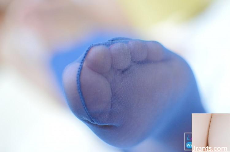 (صورة Legku) رقم 021 من الفتيات ذوو الأرجل الطويلة مع جوارب زرقاء (31p)