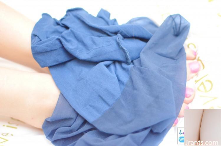 (صورة Legku) رقم 021 من الفتيات ذوو الأرجل الطويلة مع جوارب زرقاء (31p)