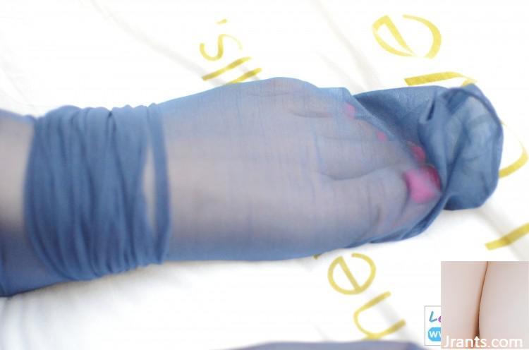 (صورة Legku) رقم 021 من الفتيات ذوو الأرجل الطويلة مع جوارب زرقاء (31p)