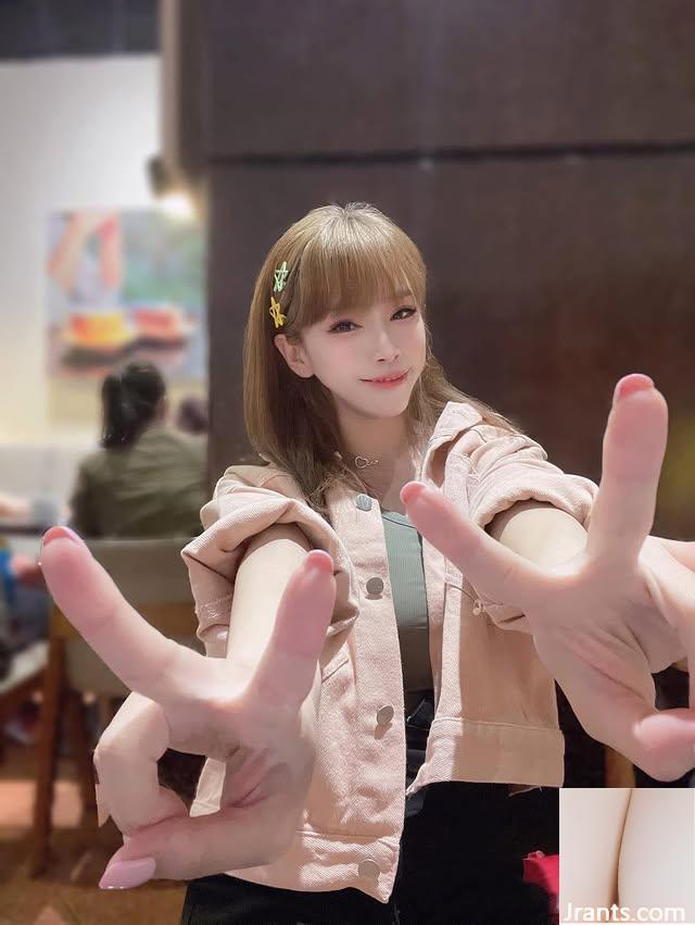 Photo Model &#8220; Zhuzhuqi&#8221;  တွင်ခန္ဓာကိုယ်ပူပြင်းသည့်ခန္ဓာကိုယ်နှင့်ပြပွဲကိုပြသရန်ဝံ့ဝံ့