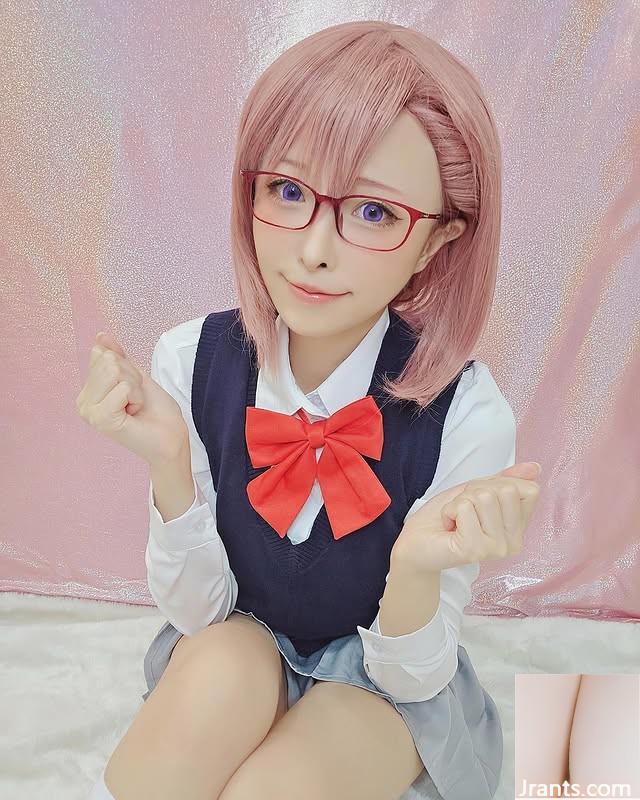 Coser ရဲ့ချိုမြိန်အပြုံးကလူတွေကိုနေရာလွတ်ထဲကျစေတယ် (10p)