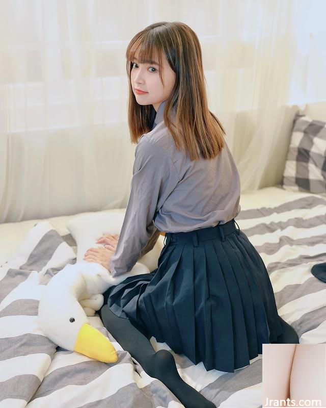 옆집 소녀 &#8220;Jierong&#8221;전기로 가득 찬 큰 눈 (10p