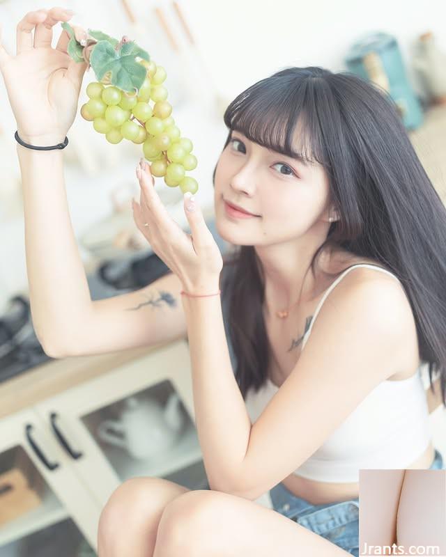 옆집 소녀 &#8220;Jierong&#8221;전기로 가득 찬 큰 눈 (10p