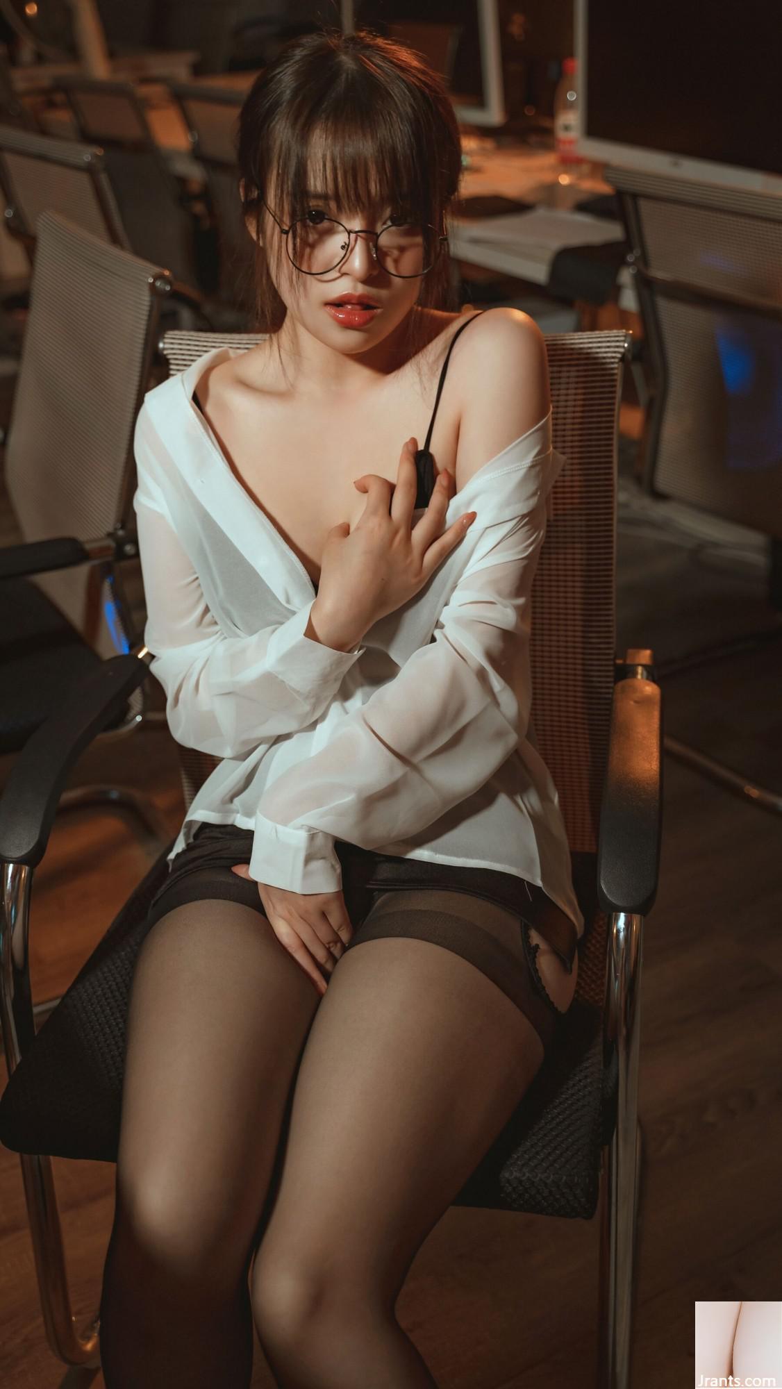 딸기 맛 나나 토끼 &#8220;사무실 OL · 욕망 교사&#8221;(42P)