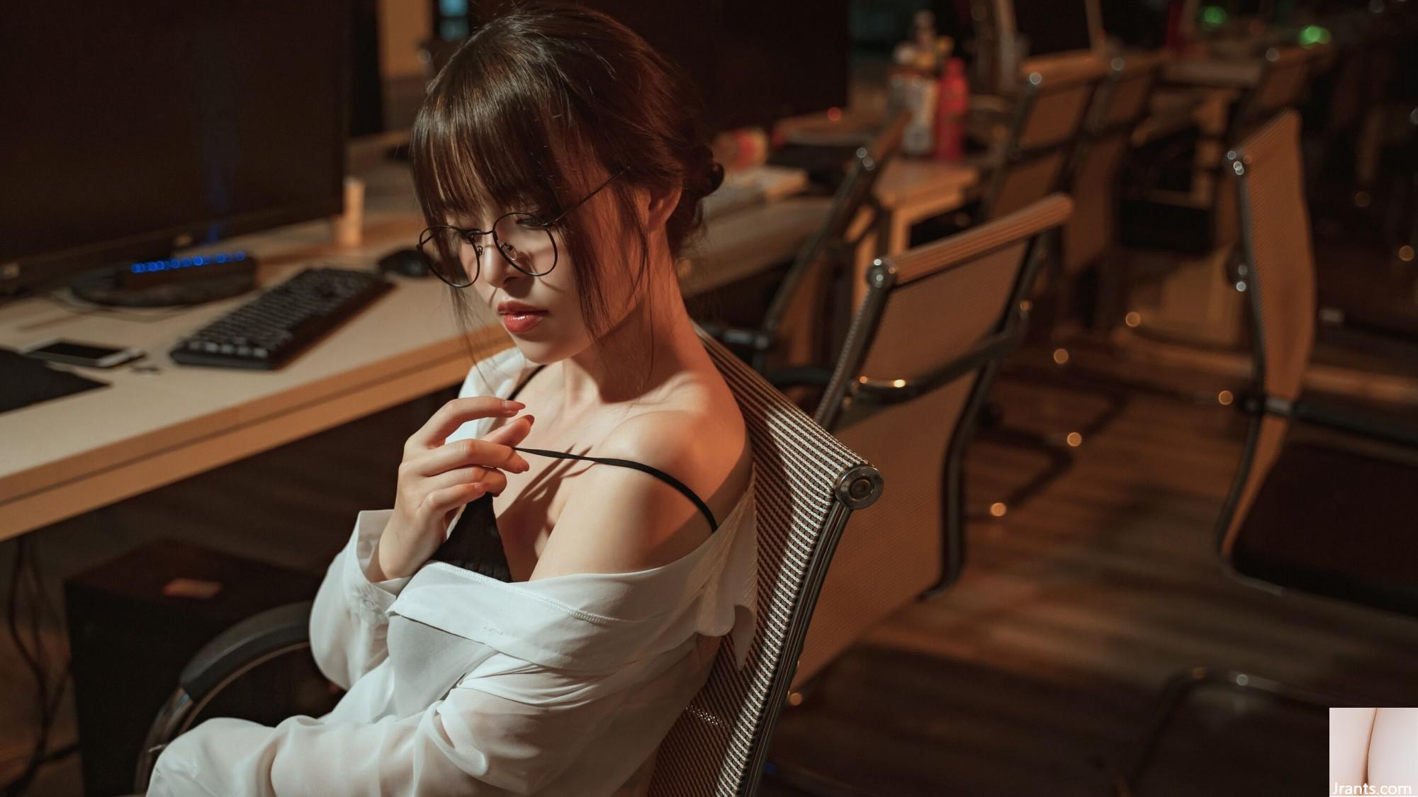 딸기 맛 나나 토끼 &#8220;사무실 OL · 욕망 교사&#8221;(42P)
