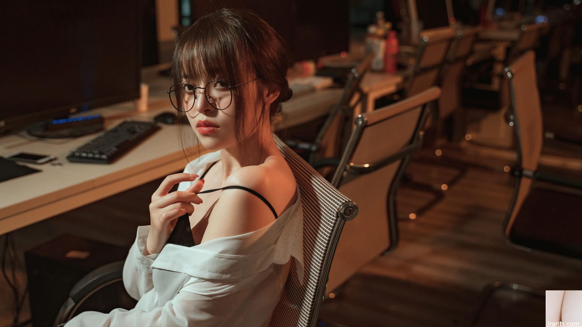 딸기 맛 나나 토끼 &#8220;사무실 OL · 욕망 교사&#8221;(42P)