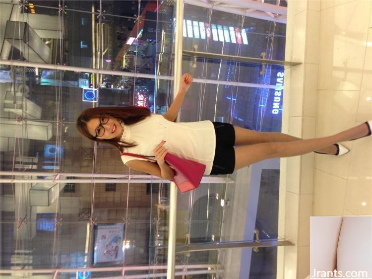 (مشاهير على الإنترنت) أخت Weibo Goddess-Deotional مع جوارب طويلة وساقين جميلة (43 نقطة)