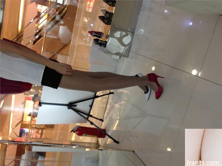 (مشاهير على الإنترنت) أخت Weibo Goddess-Deotional مع جوارب طويلة وساقين جميلة (43 نقطة)