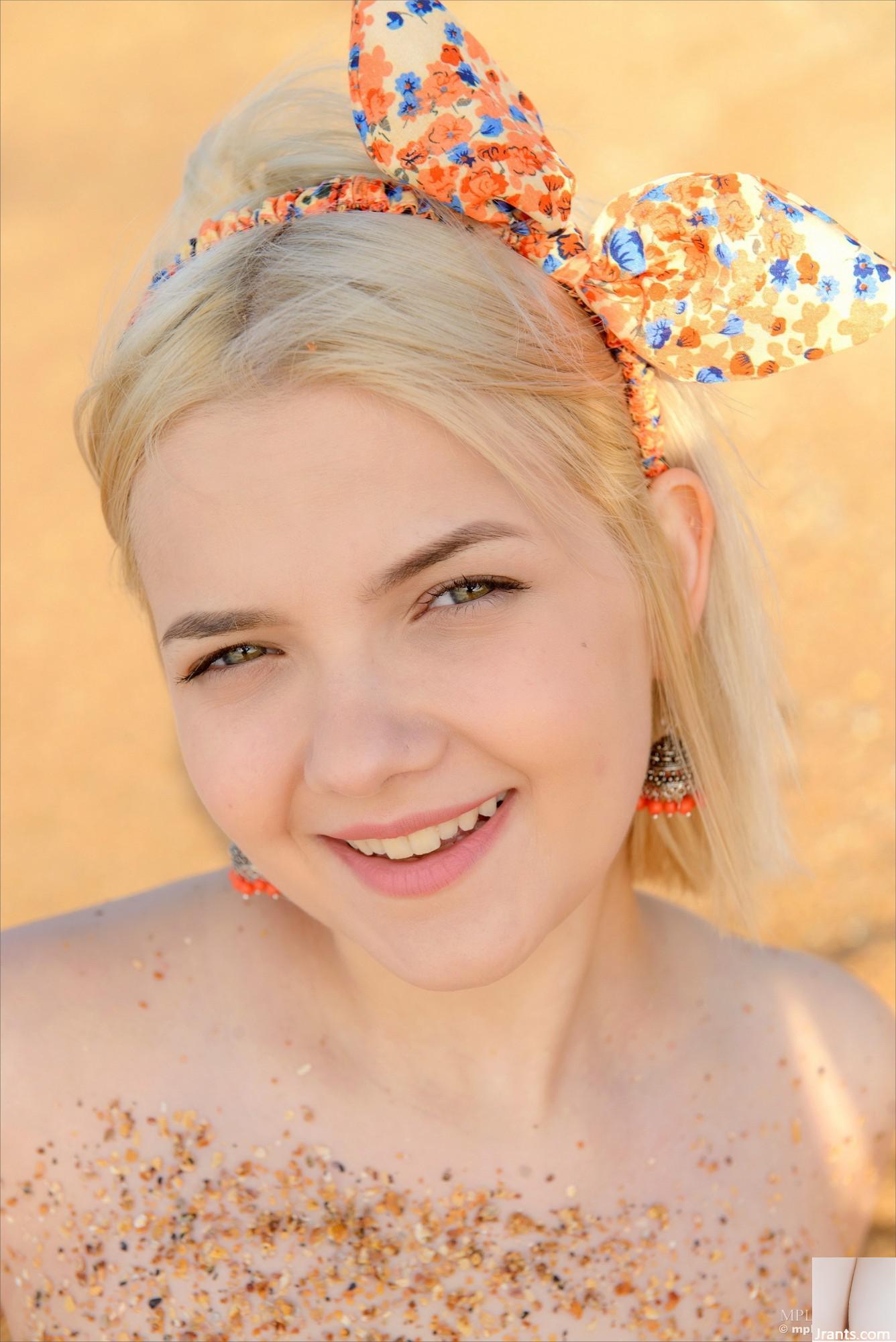 Cali &#8211; Pinup Cirl (90p)