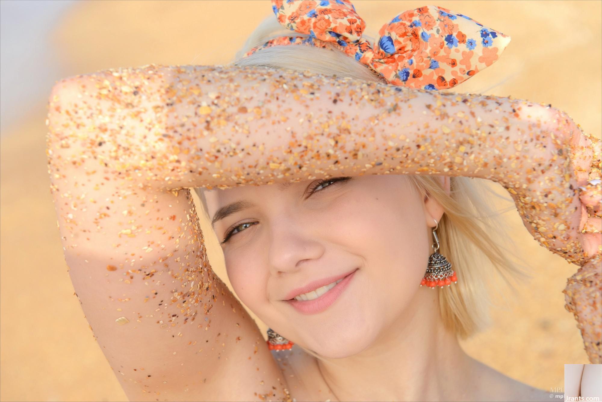 Cali &#8211; Pinup Cirl (90p)