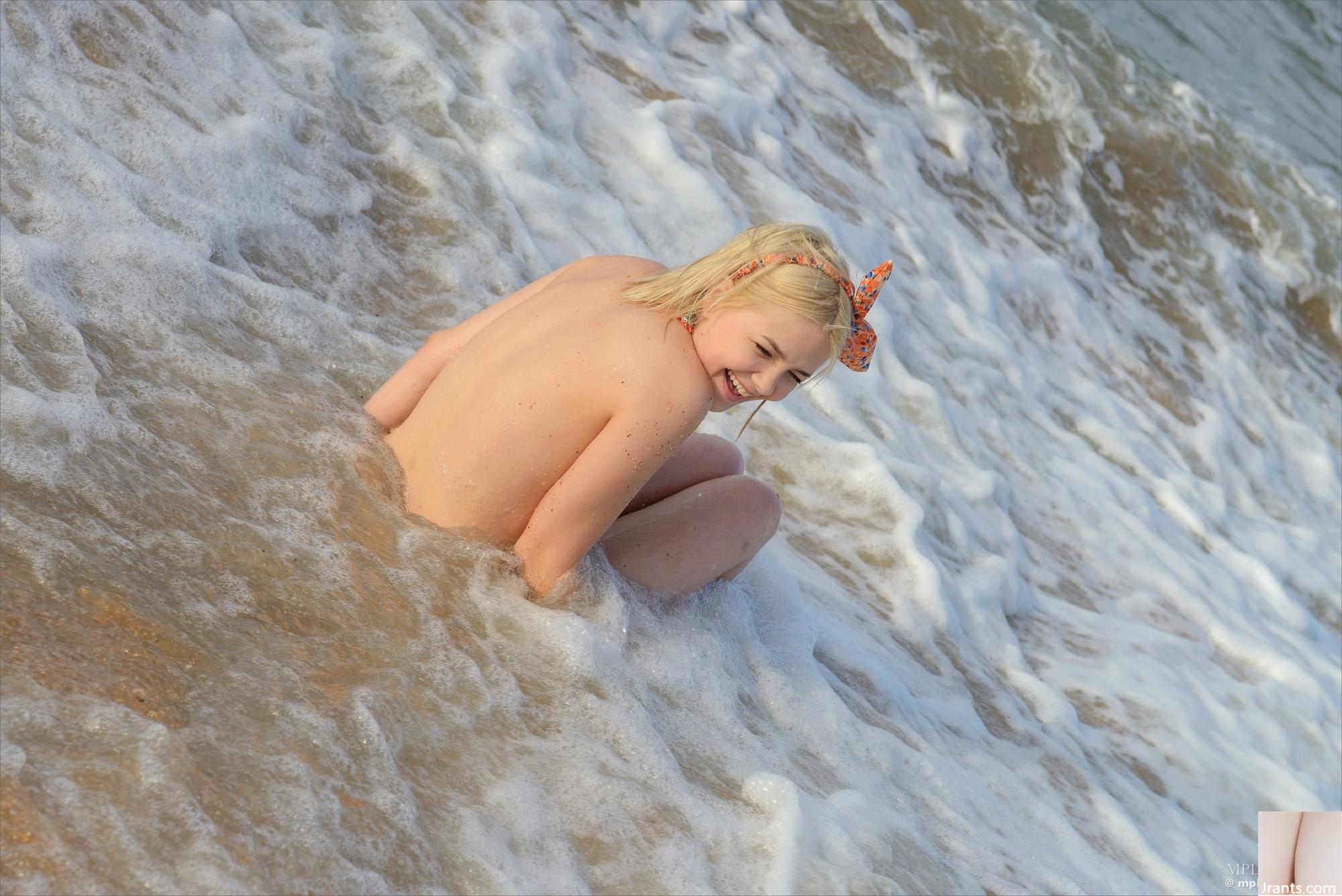 Cali &#8211; Pinup Cirl (90p)