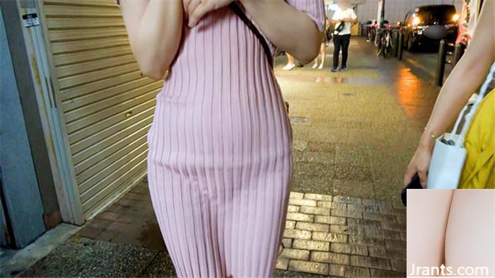 La ragazza super sexy che stava chiacchierando nella taverna, ma non si aspettava che fosse un prodotto con un sacco di liquido vaginale. Non poteva sopportarlo se avesse appena giocato. Ha davvero trovato un tesoro (32p)