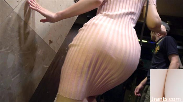 La ragazza super sexy che stava chiacchierando nella taverna, ma non si aspettava che fosse un prodotto con un sacco di liquido vaginale. Non poteva sopportarlo se avesse appena giocato. Ha davvero trovato un tesoro (32p)