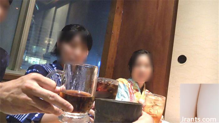 La ragazza super sexy che stava chiacchierando nella taverna, ma non si aspettava che fosse un prodotto con un sacco di liquido vaginale. Non poteva sopportarlo se avesse appena giocato. Ha davvero trovato un tesoro (32p)