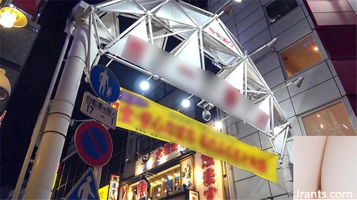 La ragazza super sexy che stava chiacchierando nella taverna, ma non si aspettava che fosse un prodotto con un sacco di liquido vaginale. Non poteva sopportarlo se avesse appena giocato. Ha davvero trovato un tesoro (32p)