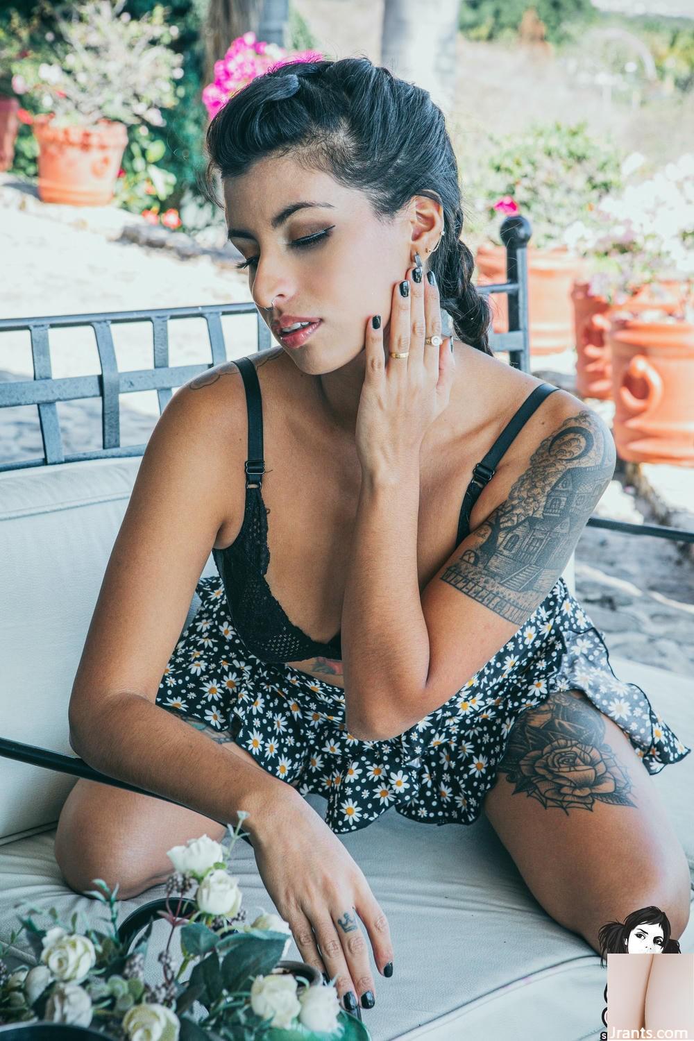 (Suicide Girls) 30 ژوئن 2025 &#8211; جولیجو &#8211; آفتابگردان (51p)