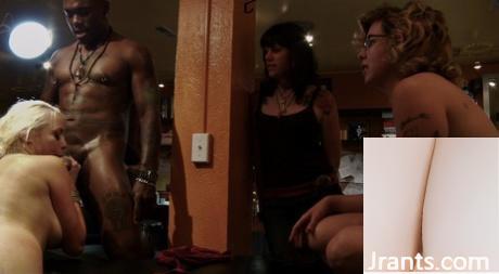 &#8220;A vergonha do público&#8221; realizada por Jack Hammer e Lorelai Lee (21p)