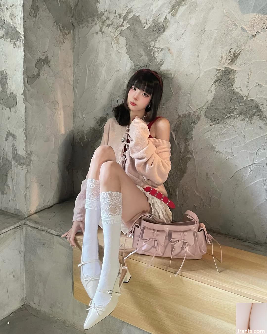 Kecantikan seksi &#8220;Qian Bao&#8221; sangat busuk sehingga dia begitu penuh seks (12p)