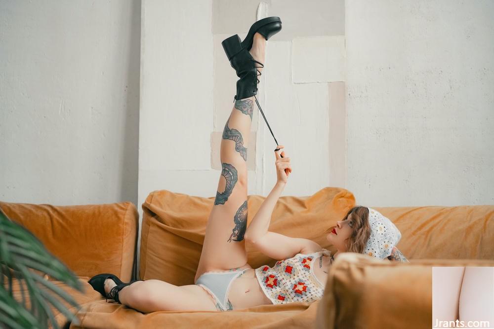 (Suicide Girls) 09. Juli 2025 &#8211; Awondrr &#8211; in Daze (42p) geschnürt (42p)