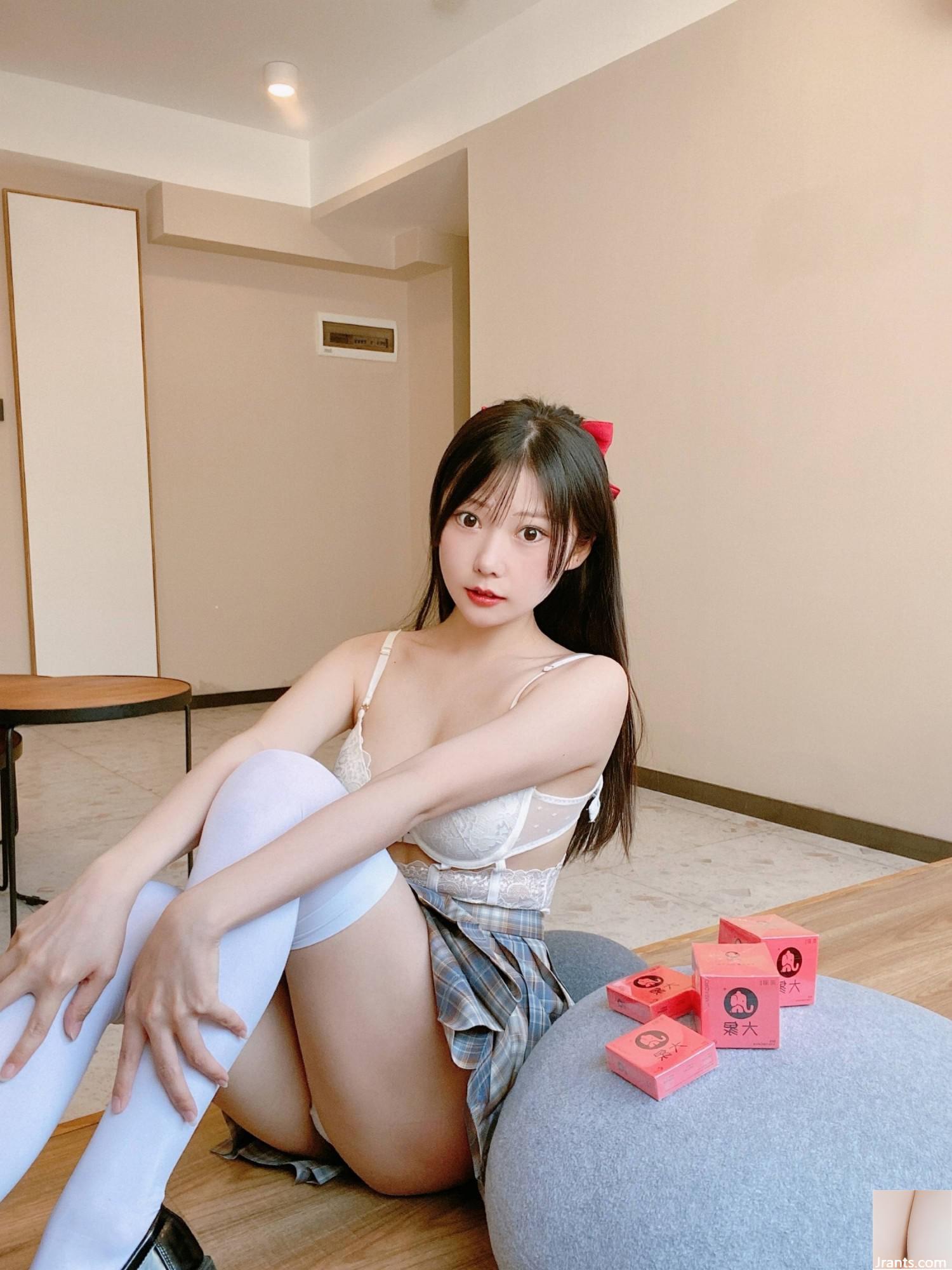 (Koleksi di Internet) Gadis Kesejahteraan Vanilla Meow Lulu &#8220;Elephant College Mahasiswa Rok Kotak&#8221; Eksklusif VIP (33p)