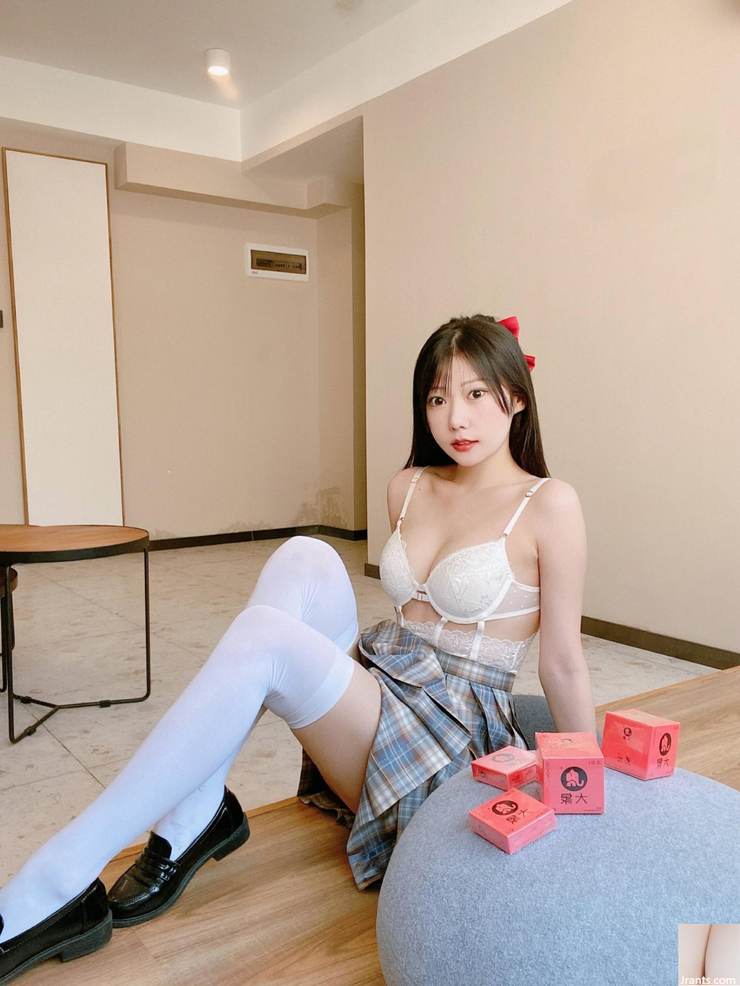 (Koleksi di Internet) Gadis Kesejahteraan Vanilla Meow Lulu &#8220;Elephant College Mahasiswa Rok Kotak&#8221; Eksklusif VIP (33p)