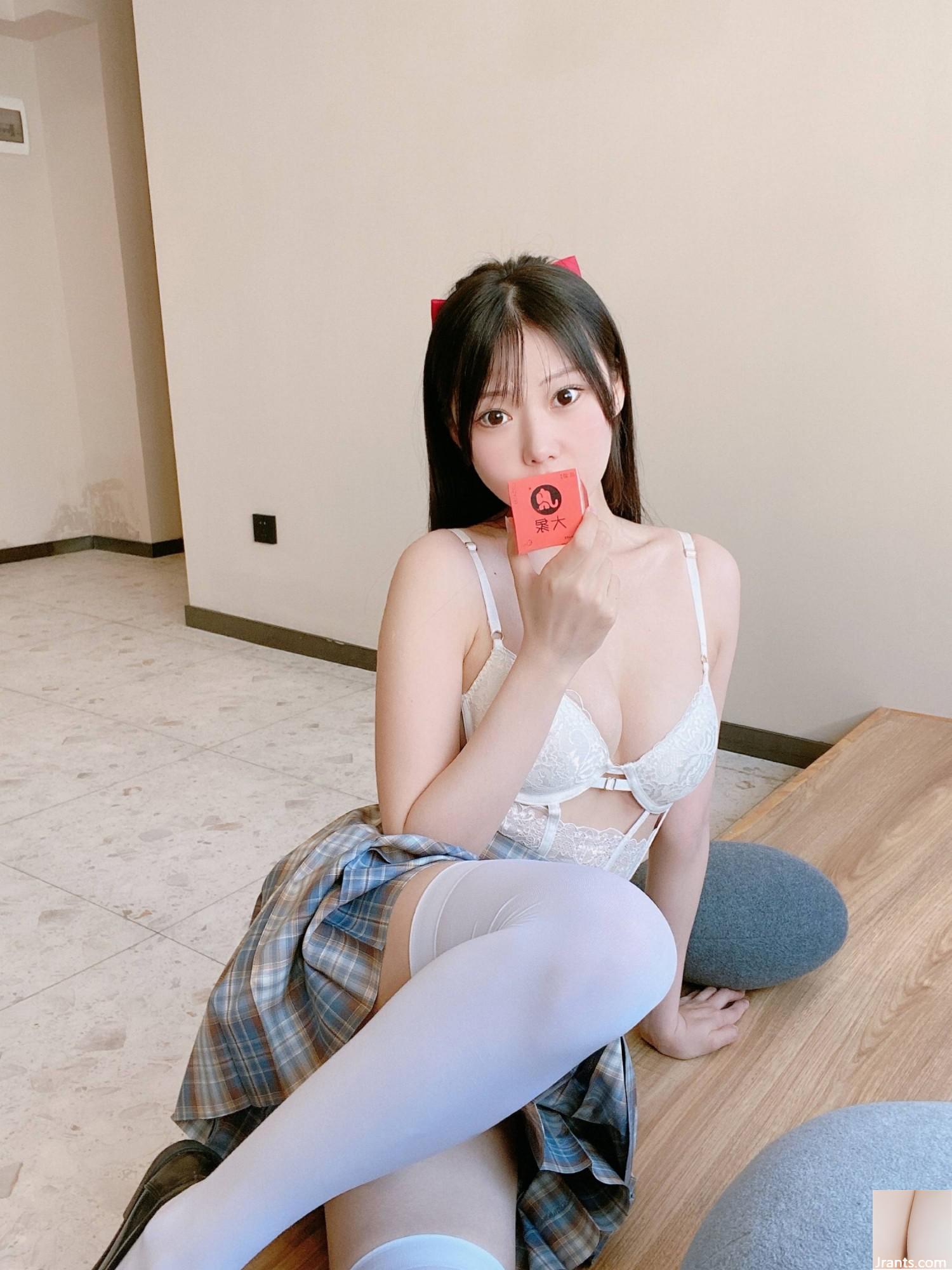 (Koleksi di Internet) Gadis Kesejahteraan Vanilla Meow Lulu &#8220;Elephant College Mahasiswa Rok Kotak&#8221; Eksklusif VIP (33p)