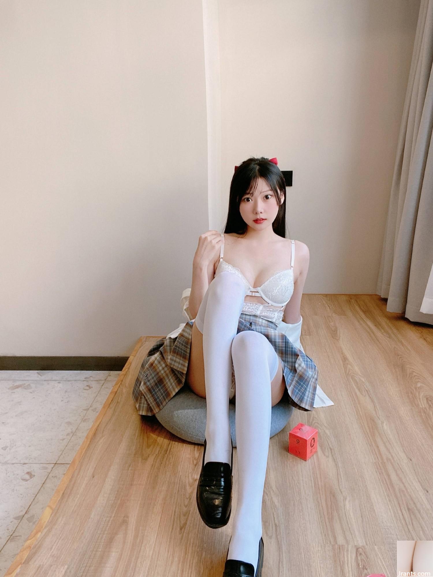 (Koleksi di Internet) Gadis Kesejahteraan Vanilla Meow Lulu &#8220;Elephant College Mahasiswa Rok Kotak&#8221; Eksklusif VIP (33p)