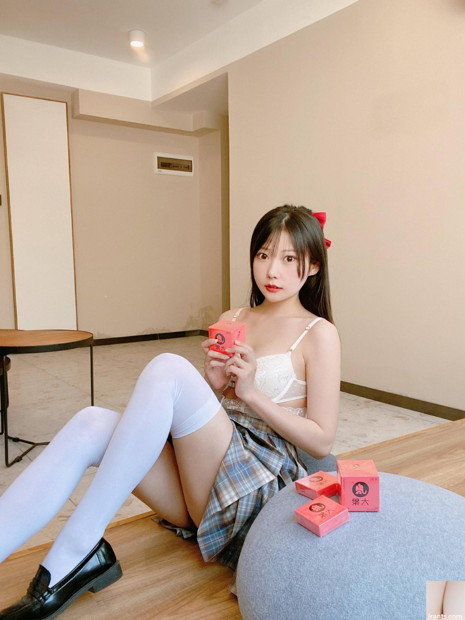 (Koleksi di Internet) Gadis Kesejahteraan Vanilla Meow Lulu &#8220;Elephant College Mahasiswa Rok Kotak&#8221; Eksklusif VIP (33p)