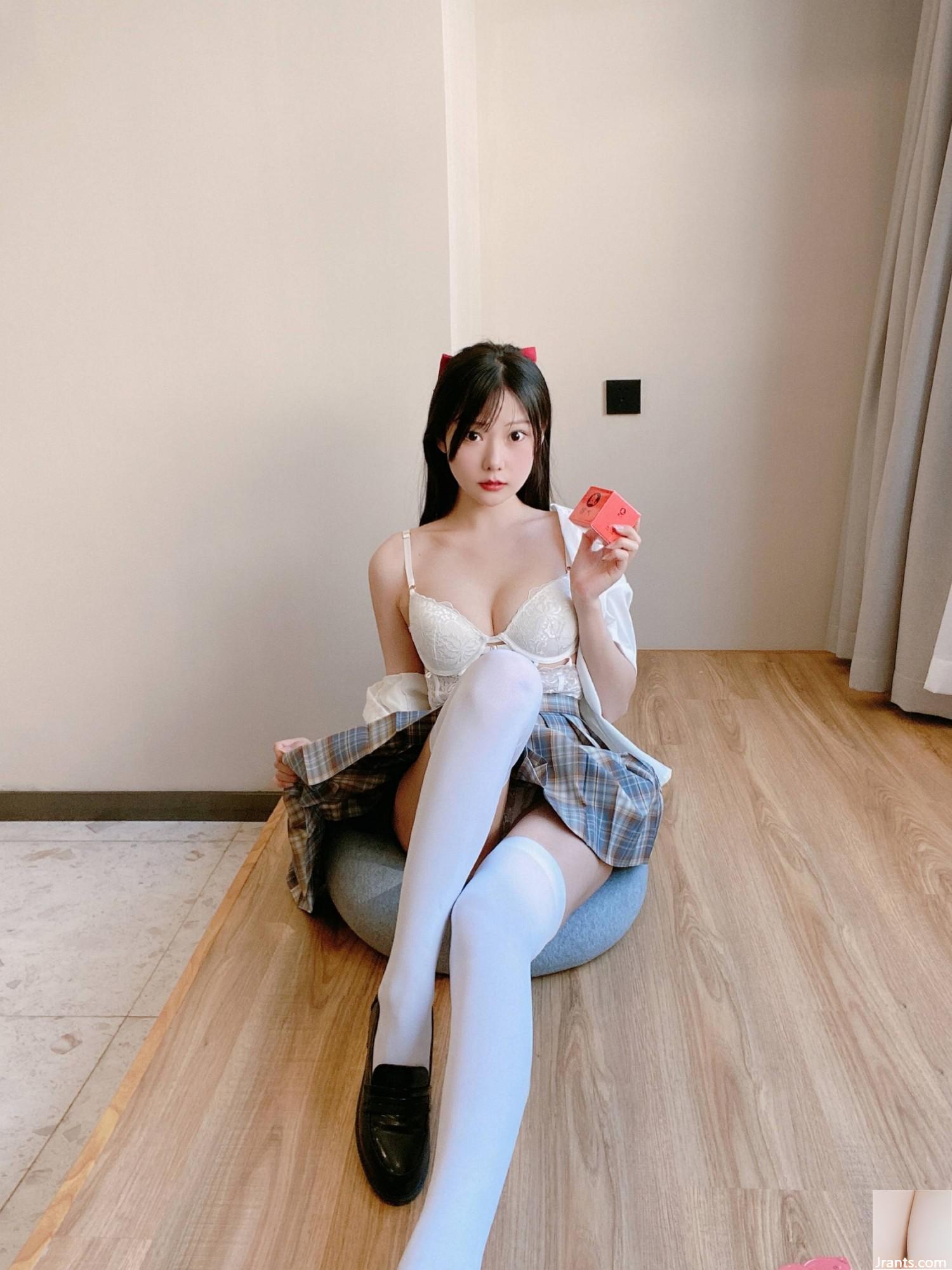 (Koleksi di Internet) Gadis Kesejahteraan Vanilla Meow Lulu &#8220;Elephant College Mahasiswa Rok Kotak&#8221; Eksklusif VIP (33p)