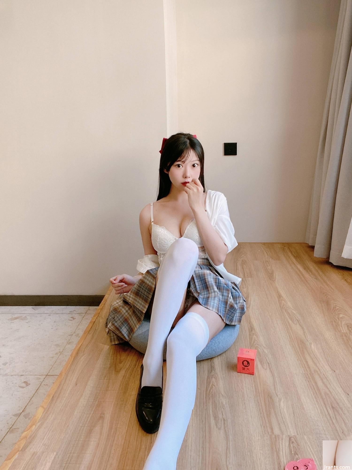 (Koleksi di Internet) Gadis Kesejahteraan Vanilla Meow Lulu &#8220;Elephant College Mahasiswa Rok Kotak&#8221; Eksklusif VIP (33p)